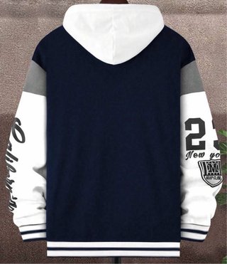 Chaqueta universitaria azul y blanca