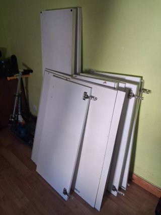 Armario organizador blanco con puertas rojas