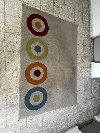 Alfombra beige con círculos multicolor