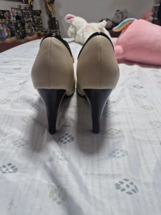Zapatos de tacón beige y negro con lazo