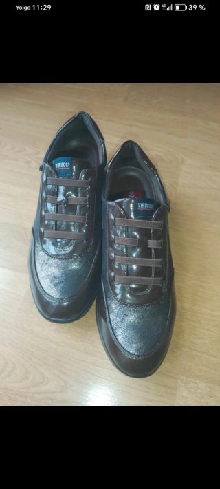 Zapatos deportivos Virucci marrones y plateados