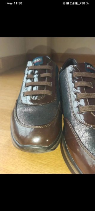 Zapatos deportivos Virucci marrones y plateados