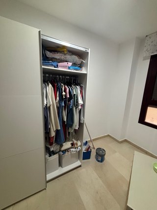 Guardaroba scorrevole bianco e legno + cassettiera