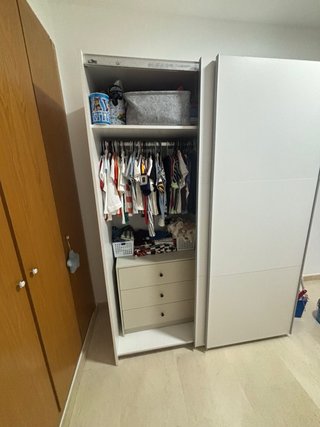 Guardaroba scorrevole bianco e legno + cassettiera