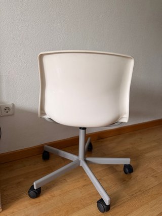 Silla de escritorio blanca con ruedas