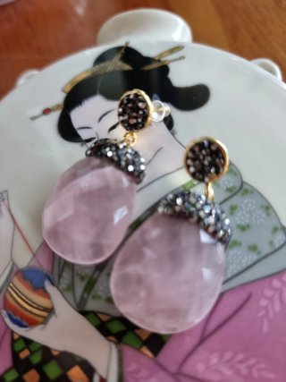 Pendientes cuarzo rosa bañados en oro
