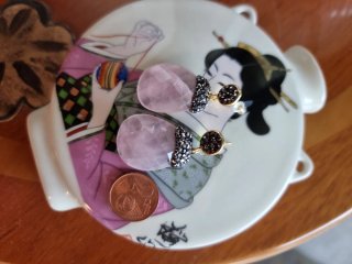 Pendientes cuarzo rosa bañados en oro