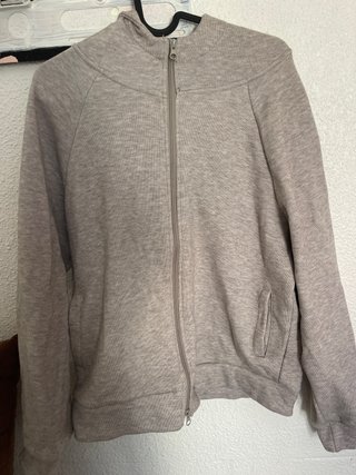 Chaqueta beige con cremallera