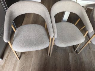 4 Sillas Comedor EJSING Tela Beige/Roble de jysk.