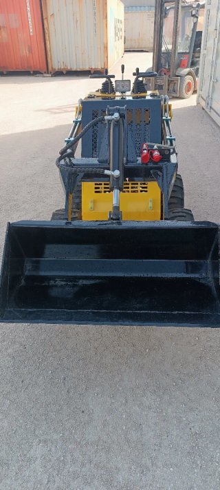 Minicargadora de ruedas amarilla