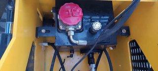 Minicargadora de ruedas amarilla