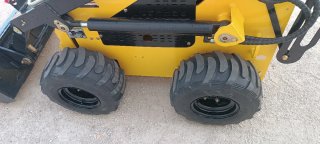 Minicargadora de ruedas amarilla