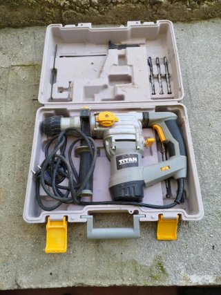 Taladro Titan 1500w con maletín y brocas