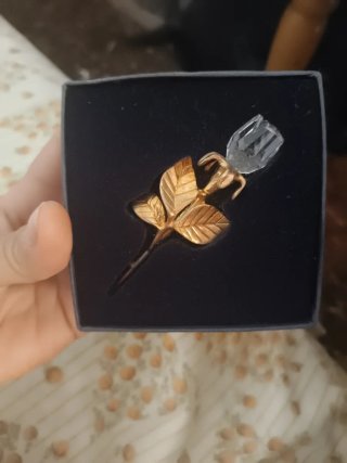 Flor de cristal dorada y transparente