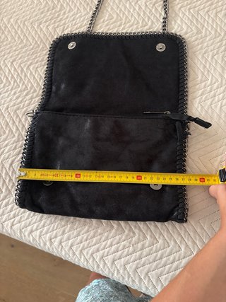 Bolso bandolera negro con cadenas