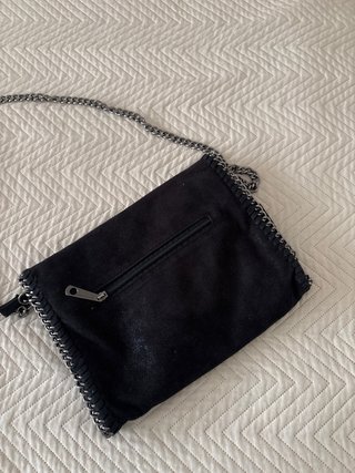 Bolso bandolera negro con cadenas