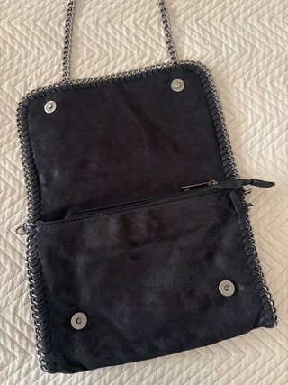Bolso bandolera negro con cadenas