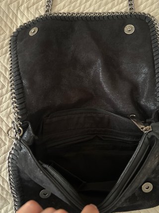 Bolso bandolera negro con cadenas