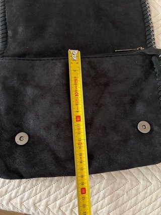 Bolso bandolera negro con cadenas