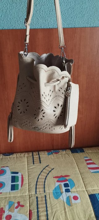 Bolso Caminatta Beige, con cartera interior unida.