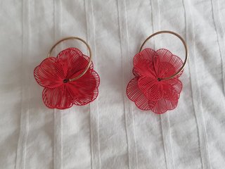 Lote 2 pendientes aro flor rojos y crema