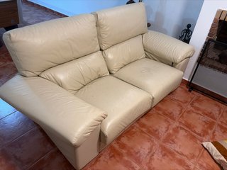 Sofá de 3 y 2 plazas de cuero crema,