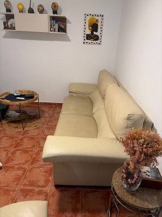 Sofá de 3 y 2 plazas de cuero crema,