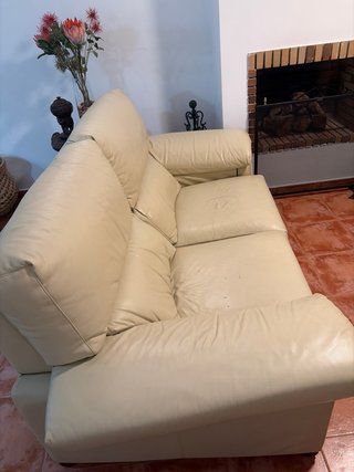 Sofá de 3 y 2 plazas de cuero crema,