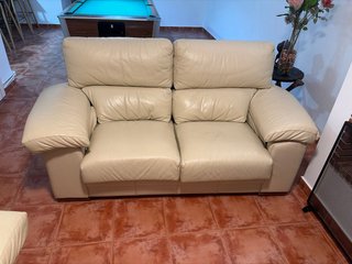 Sofá de 3 y 2 plazas de cuero crema,