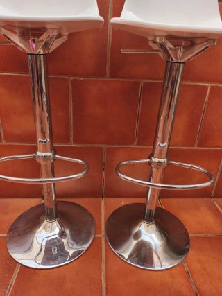 2 Taburetes Cromados Elevables Blancos