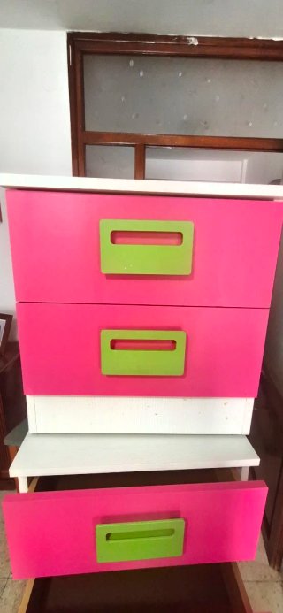 Cajonera juvenil rosa con tiradores verdes