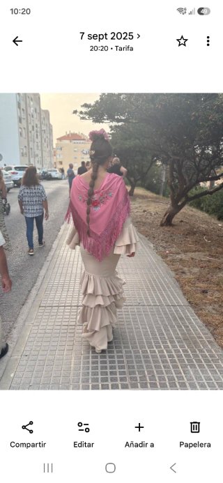 Traje de flamenca beige. Mantoncillo rosa 30
