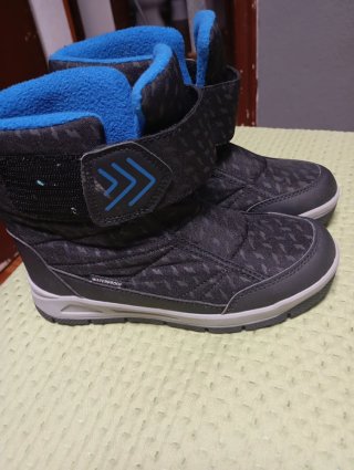 Botas de agua infantiles negras y azules talla 33