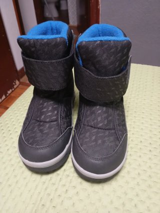 Botas de agua infantiles negras y azules talla 33
