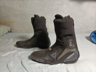 Mono y botas Dainese y Guantes Five