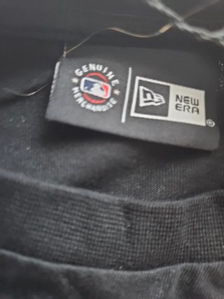 Camiseta New Era con diseño de alambre de espino
