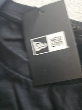 Camiseta New Era con diseño de alambre de espino