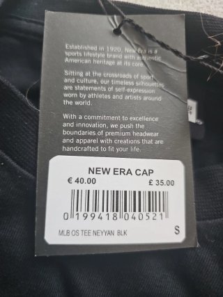 Camiseta New Era con diseño de alambre de espino