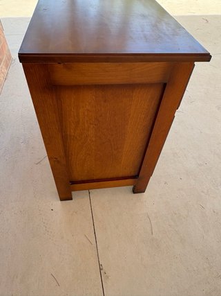 Mueble de madera de pino con puertas de cristal