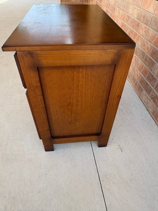 Mueble de madera de pino con puertas de cristal