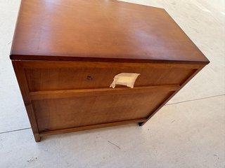 Mueble de madera de pino con puertas de cristal