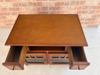 Mueble de madera de pino con puertas de cristal