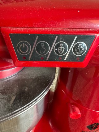 Robot de cocina rojo