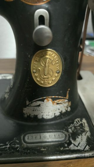 Maquina de coser Singer detalles dorados