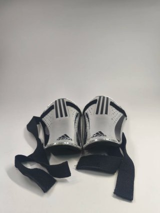 Espinilleras Adidas Plateadas con Cintas ajustable