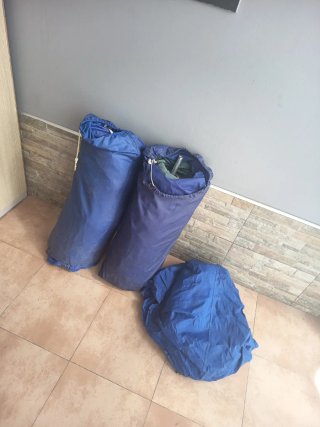 Due tende da campeggio blu in vendita
