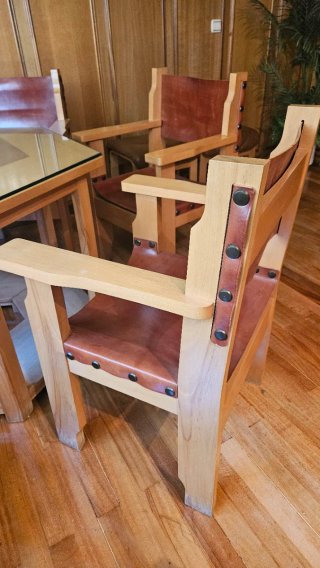 Mesa y Sillones de haya maciza y cuero