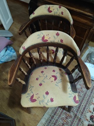 Silla antigua de madera y tela floral