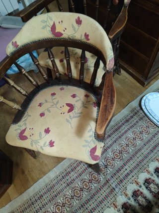 Silla antigua de madera y tela floral