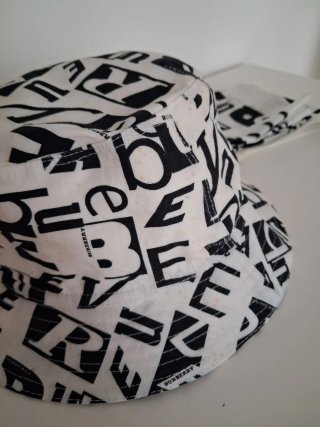 Sombrero Burberry Blanco y Negro